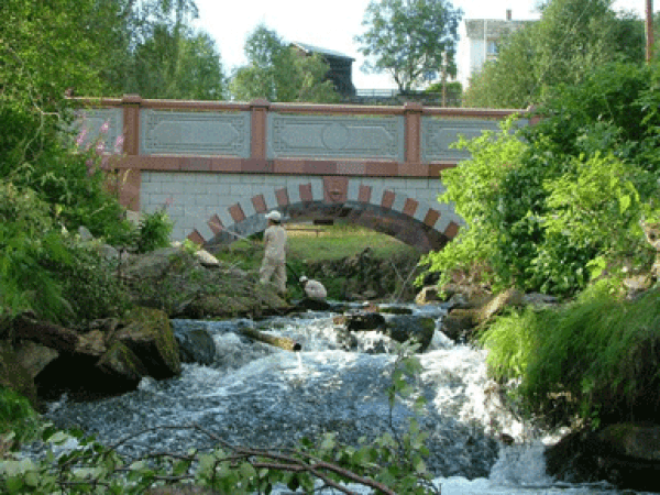Vietnamese sculptors create granite bridge for Norway