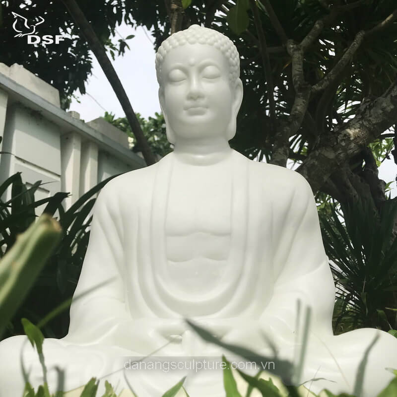meditating gautam buddha statue